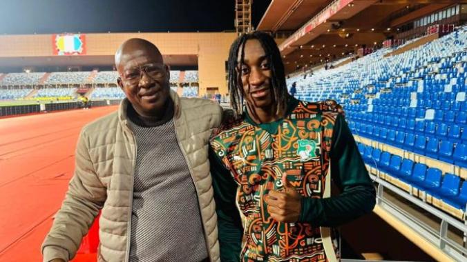 Désiré Bamba (à gauche) est fier du parcours de Yan Diomandé.