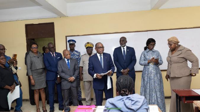 Le ministre N’Guessan Koffi (l’épreuve de composition française en main) donnant des conseils aux candidats.