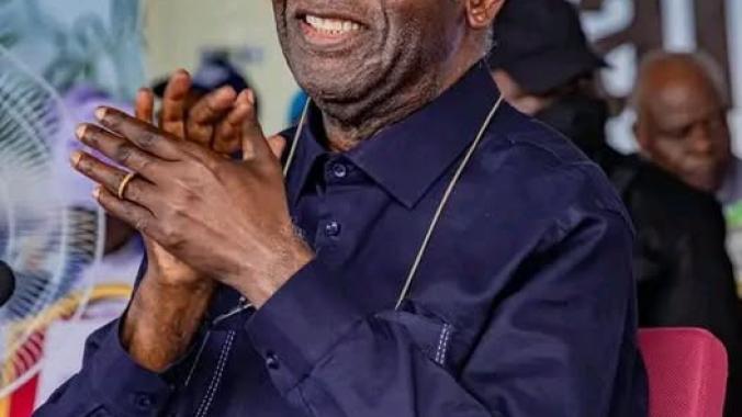 Le sourire de Gbagbo traduisant sa fierté en ses troupes.