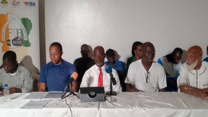 Arthur Boua (au c.) estime que la procédure engagée ne respecte ni les textes fédéraux ni les mécanismes internes prévus en cas de crise institutionnelle. (Ph : DR)