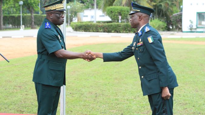 Lassina Doumbia (à gauche) a installé le colonel Koupé Silué.