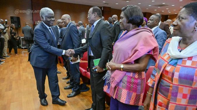 : Le Premier ministre saluant les responsables de l’opposition invités.