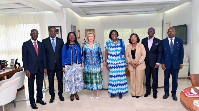 Après la célébration de la fête des mères à Aboisso, Dominique Ouattara et Simone Ehivet Gbagbo se sont retrouvées. 