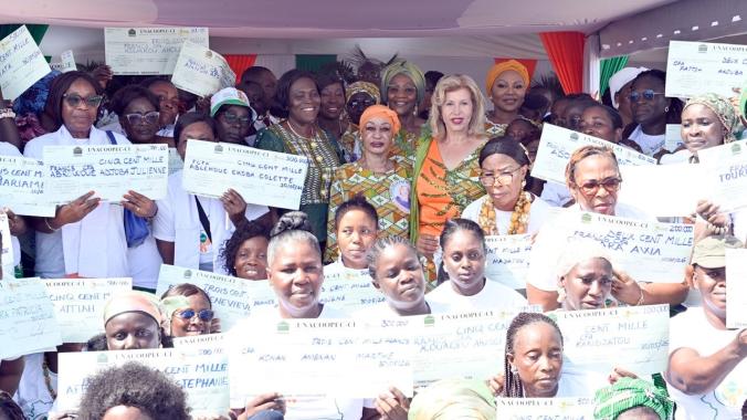 Dominique Ouattara a traduit le vivre ensemble en associant les ex-Premières dames Henriette Bédié et Simone Gbagbo à la fête des mères dans le Sud-Comoé.