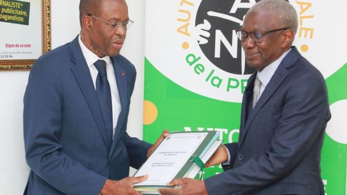 Bakari Sanogo (à g.) recevant les dossiers du président sortant, Samba Koné. (Ph. DR)