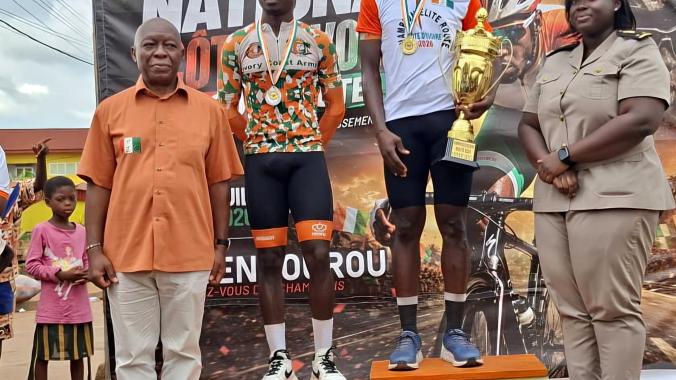Le nouveau champion de Côte d’Ivoire, Cissé Issiaka (2e à partir de la gauche), posant fièrement avec son trophée.