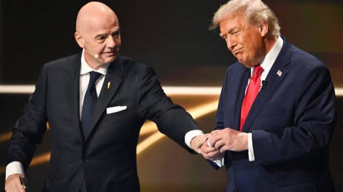 La Fifa et Gianni Infantino (à gauche) sont pris dans le tourbillon de cette affaire de carton rouge annulé de Folarin Balogun.