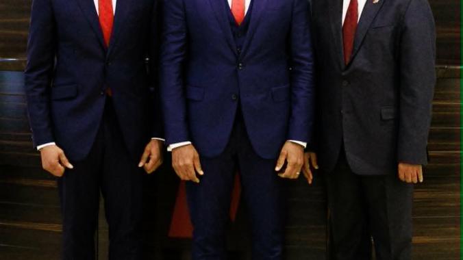 Tony Elumelu (au centre) cède son fauteuil à Emmanuel N. Nnorom (à droite) 